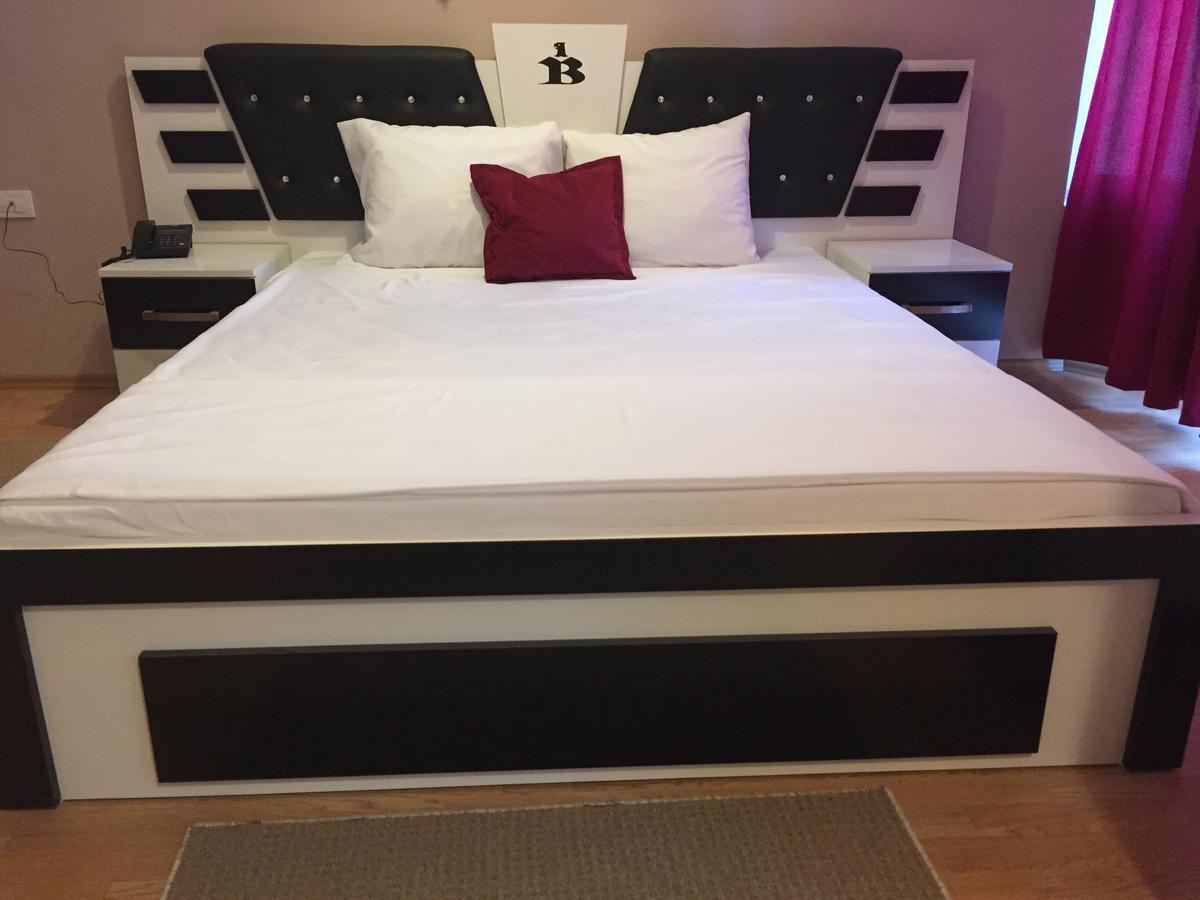 Hotel Bavaria Pristina Eksteriør billede